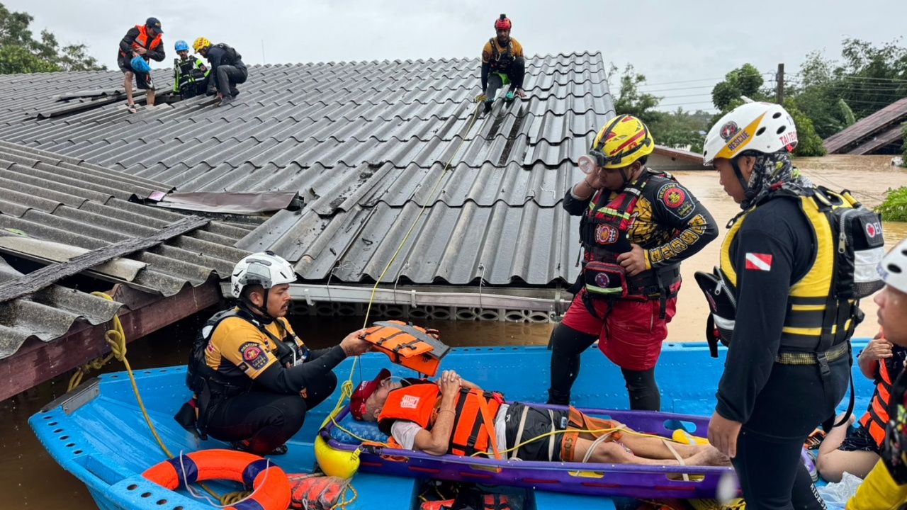 救援不退缩，破屋顶救助“卧床病人”险逃洪水即刻脱险