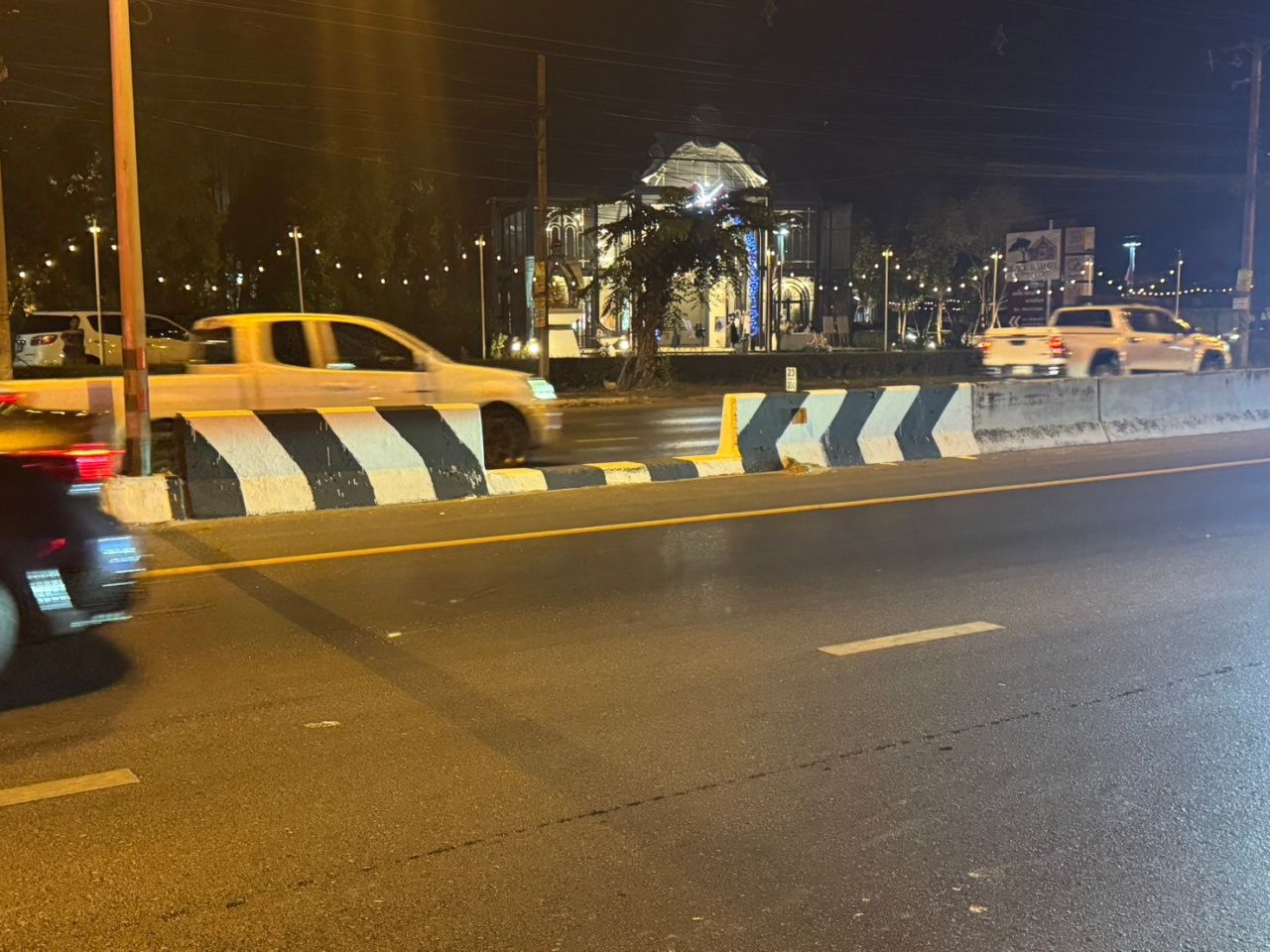 悲痛：轿车撞死73岁前公务员，过马路时被撞飞当场死亡