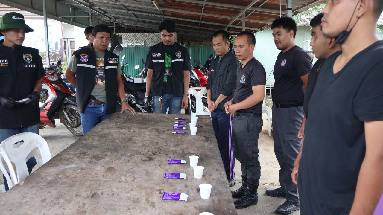 边防警察在勿洞县基地进行尿检，未提前通知，以增强民众信心