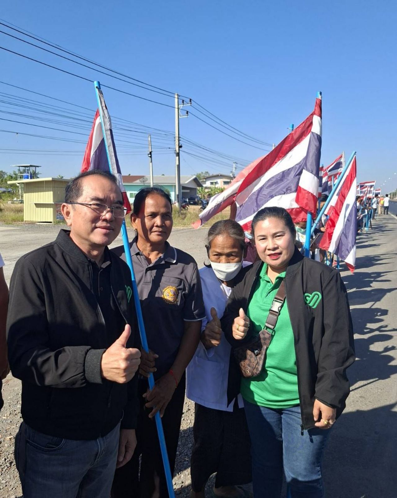 “Warong医生”挥舞旗帜送别“Jarueng” 并鼓励前线士兵和难民中心的民众