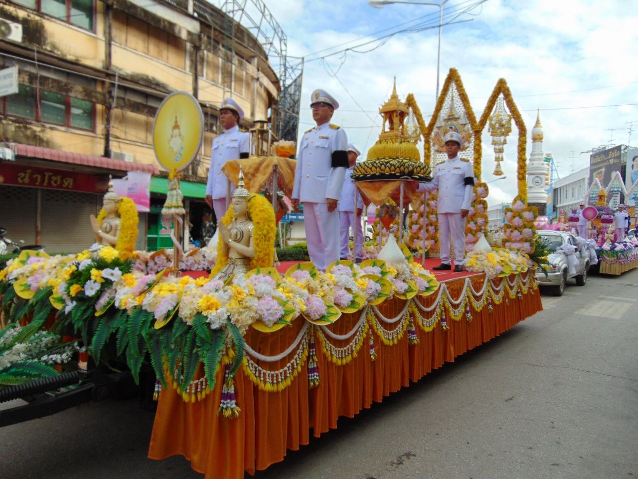 素可泰民众感动地接收皇家赐予的御灯 在素可泰府灯火烛影漂放水灯节庆典中