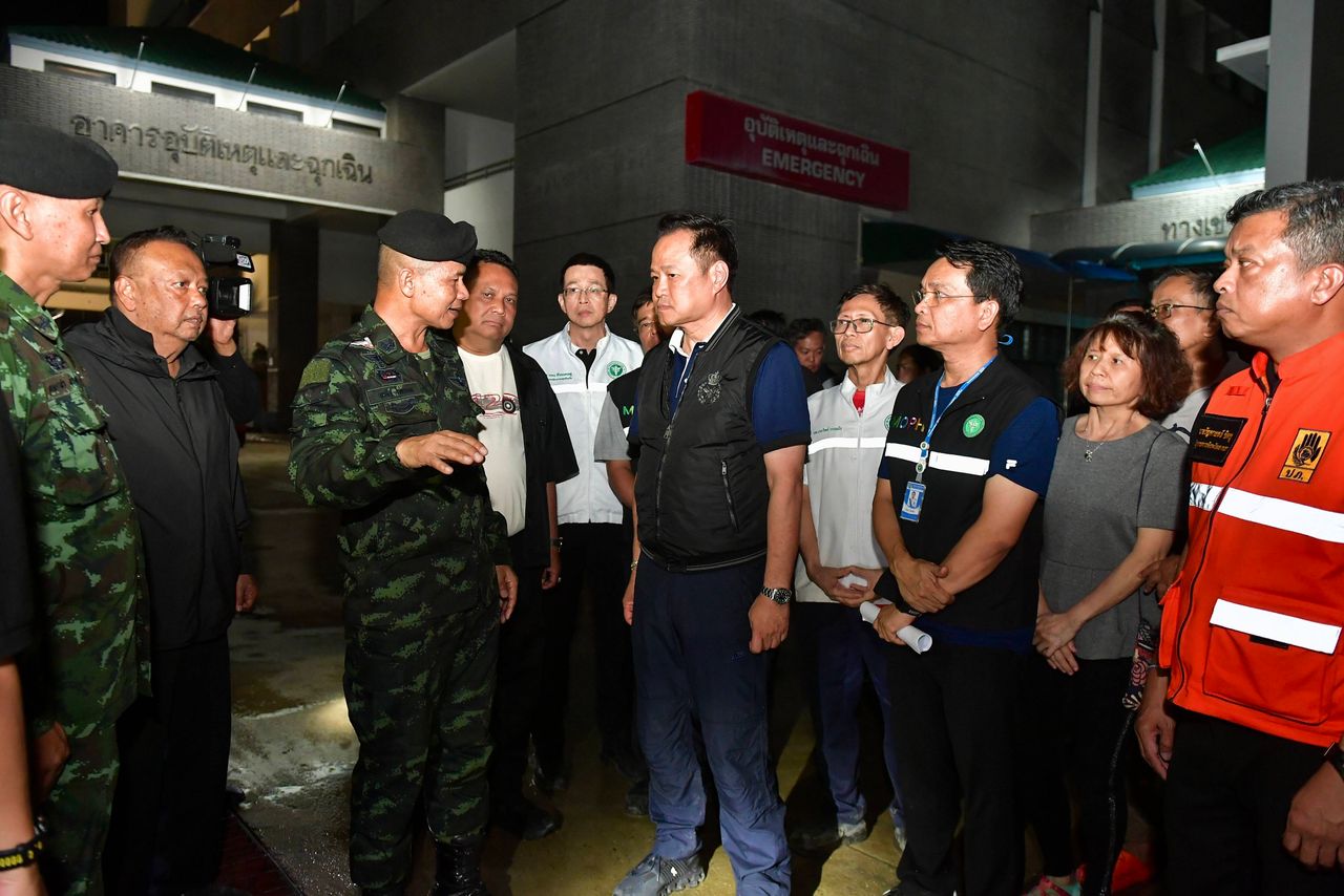 “阿努廷” 访问合艾医院 分发救济包 与村民交流