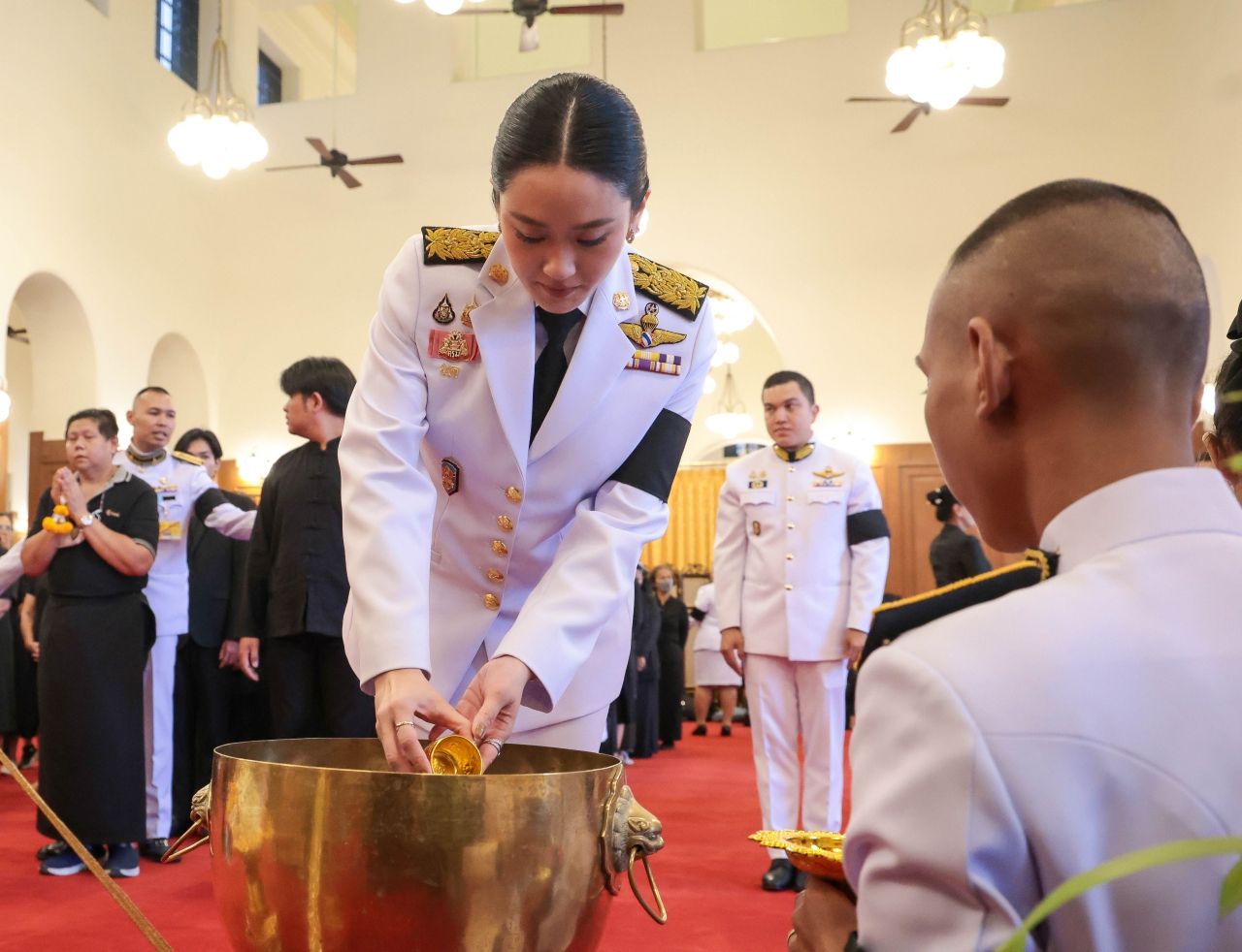 内阁 - 两位前总理供奉圣水并签署哀悼册以哀悼“诗丽吉王太后”