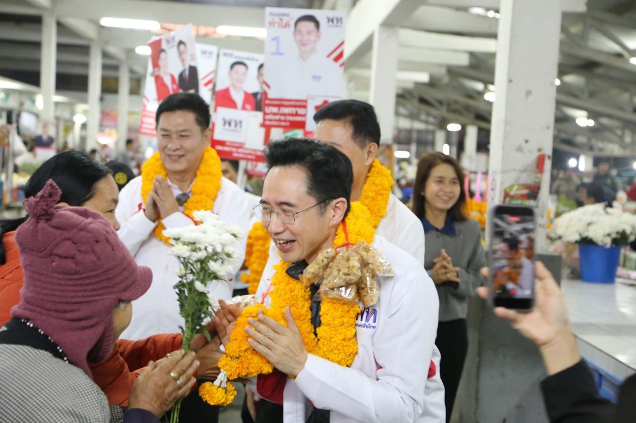 “亚沙农”带领为泰党竞选团到清迈莎拉披早市,居民热情迎接