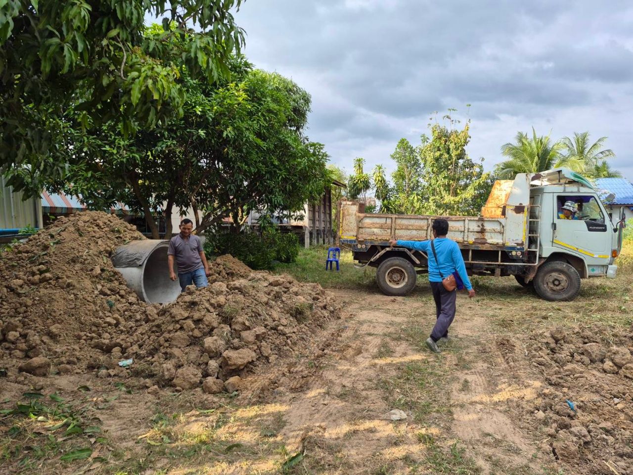 村民建造防空洞取代撤离，并寄希望于士兵捍卫主权，作为新年礼物