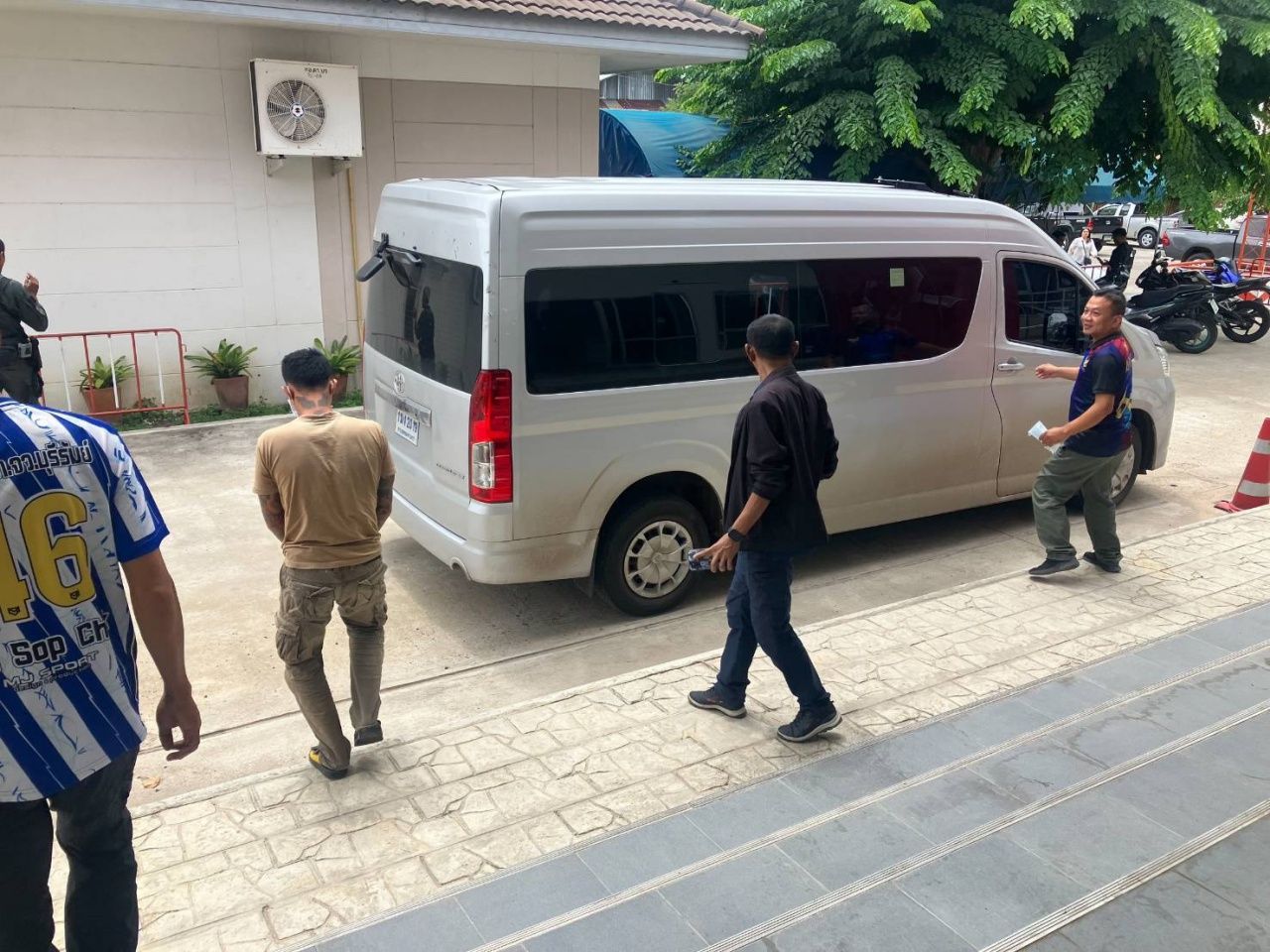 扣押上尉 BHQ 立即送往武里南监狱，法院拒绝保释