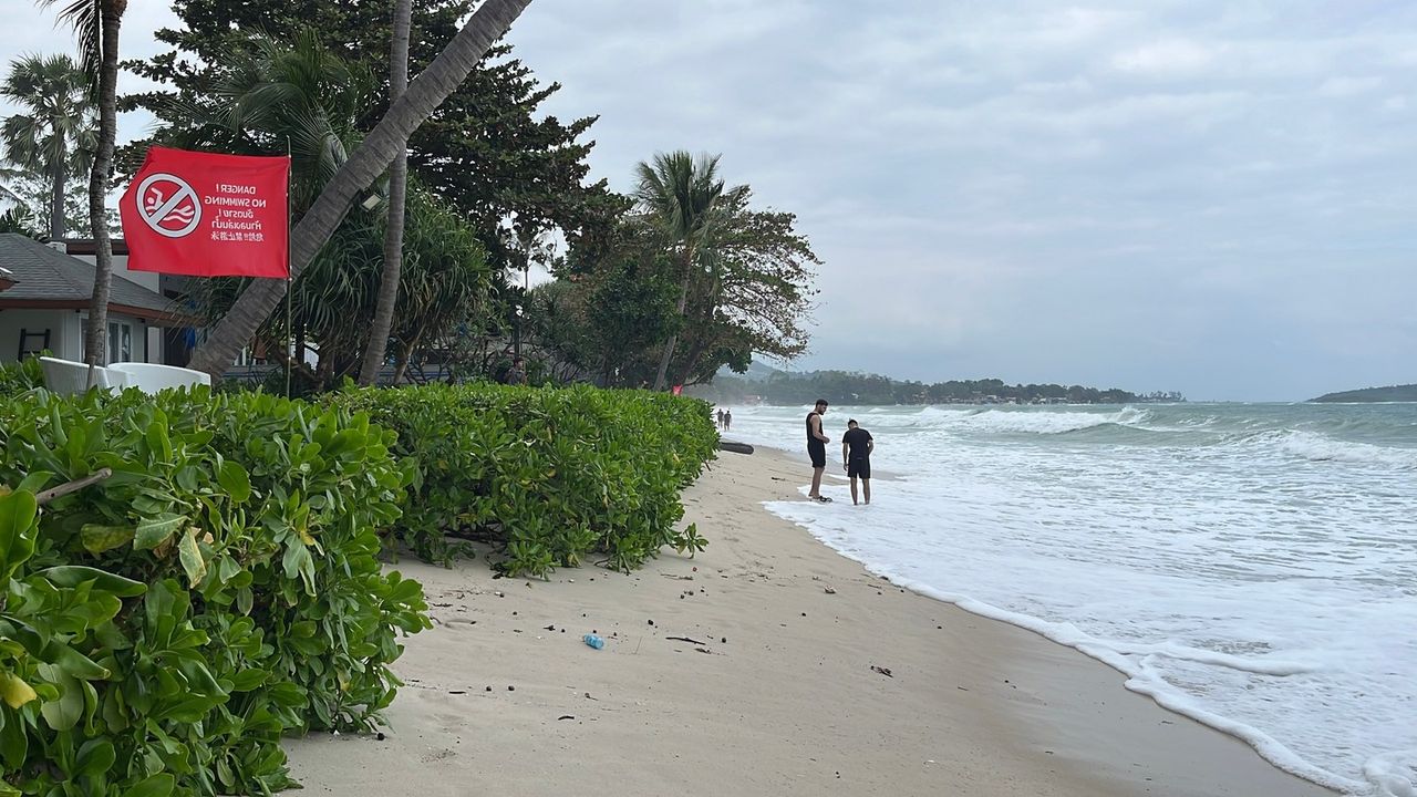 泰国湾海浪强劲 苏梅岛经营者插红旗警告游客禁止游泳