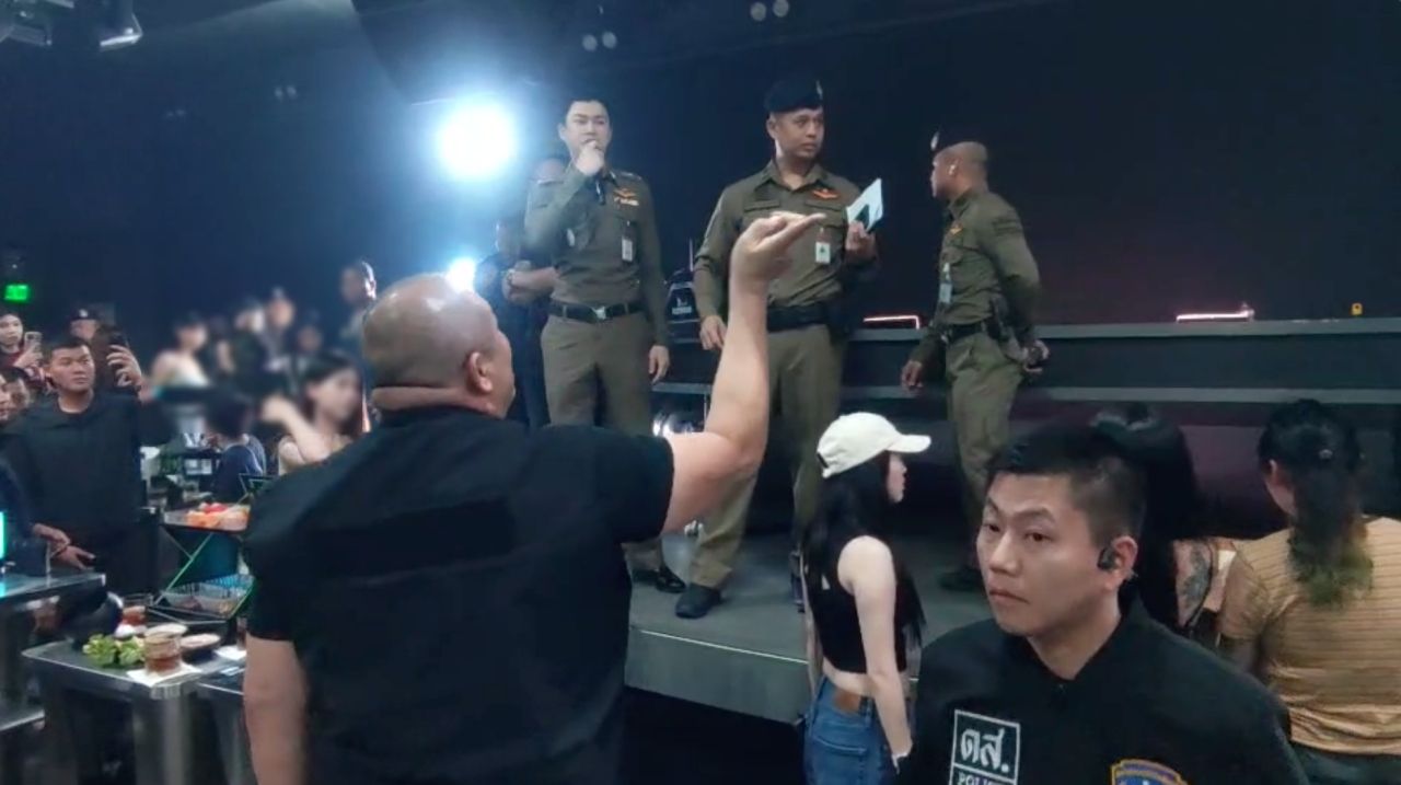 警方突袭没有许可的汇狂区中国酒吧，发现分隔的VIP房间游客吸毒