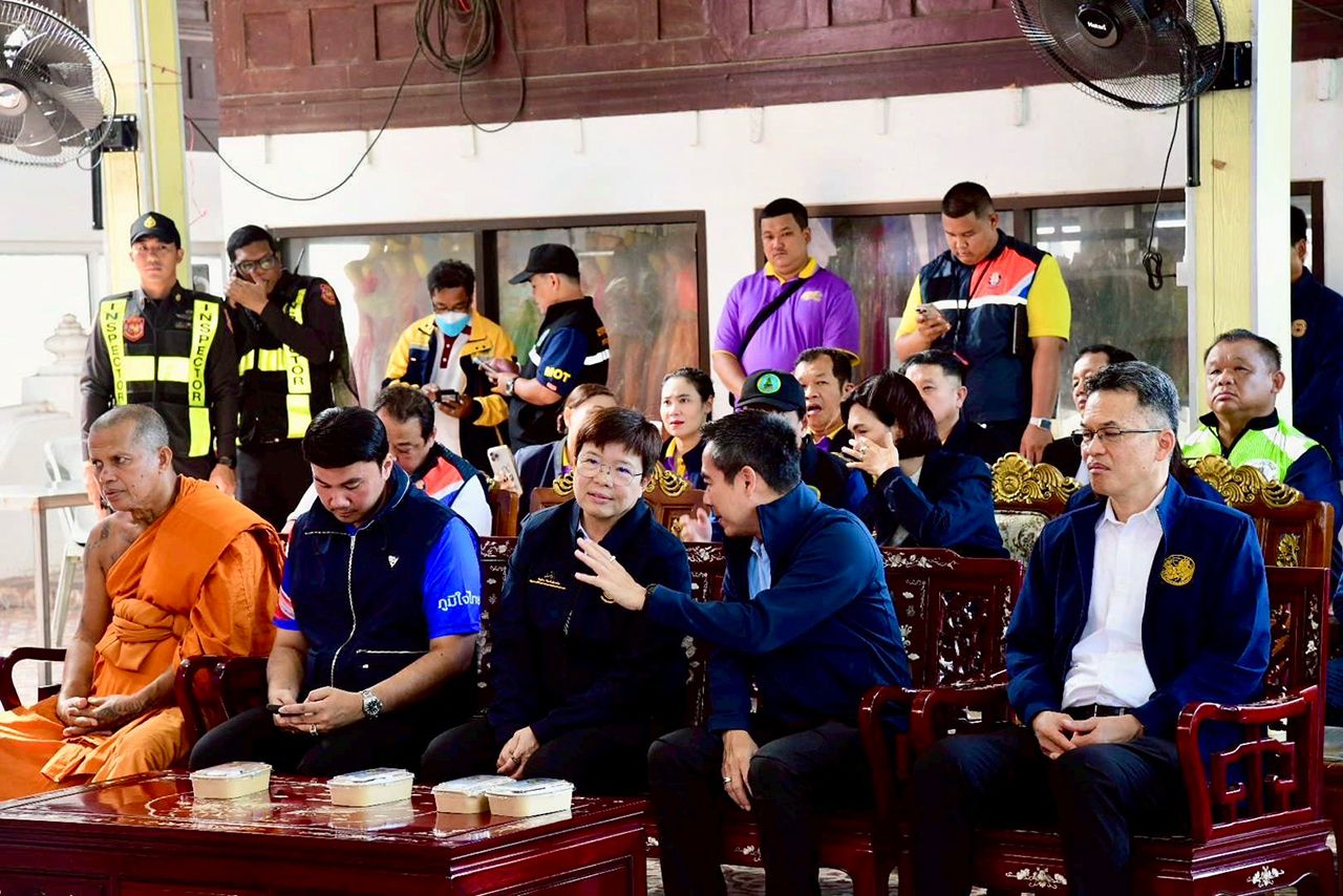 “玛莉卡”急视察大城府洪水灾民 要求交通部门尽快修复道路