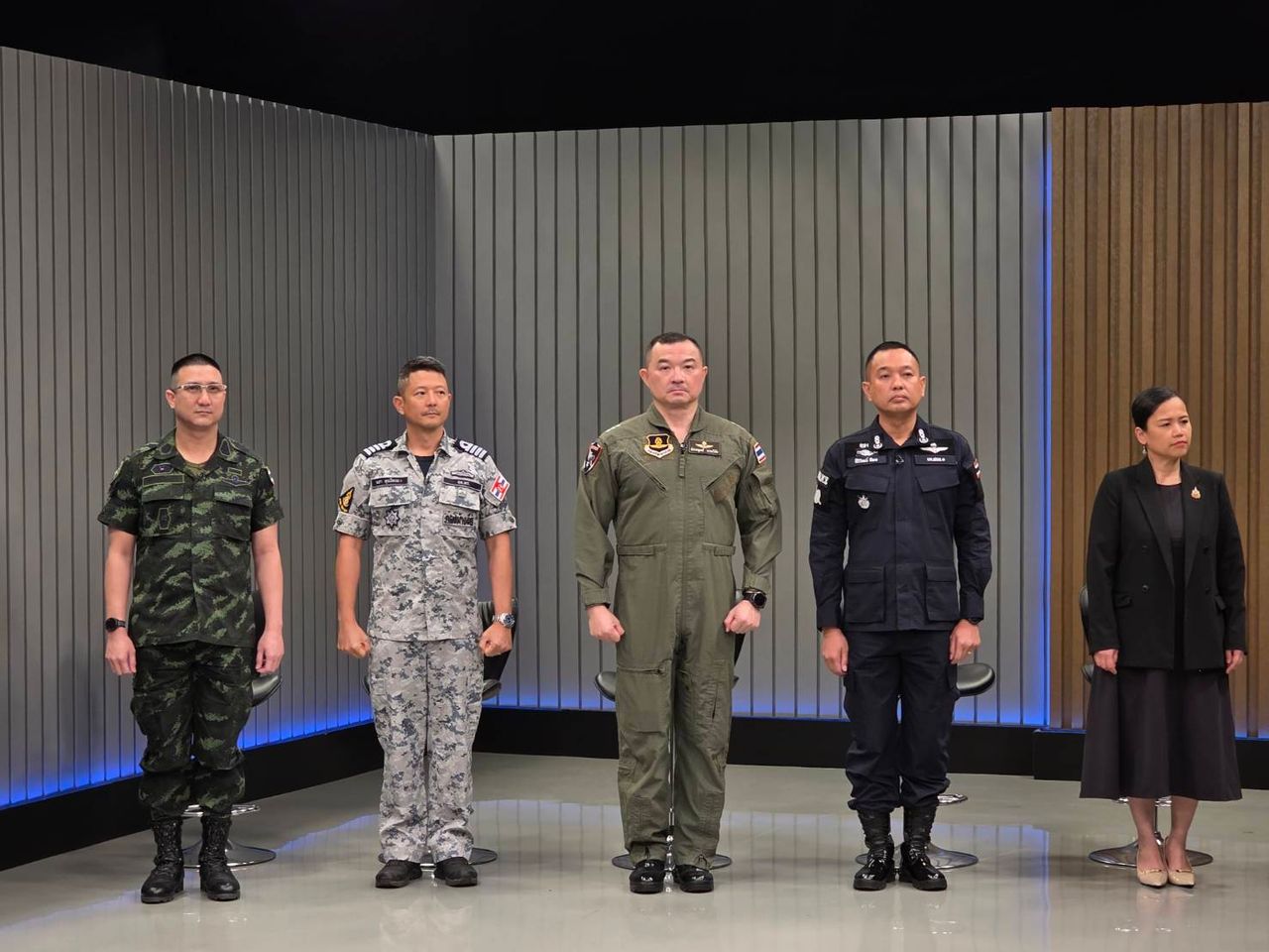 国防部发言人透露泰国外长正加紧协商将泰国公民从柬埔寨送回,空军派遣F-16摧毁三座房屋