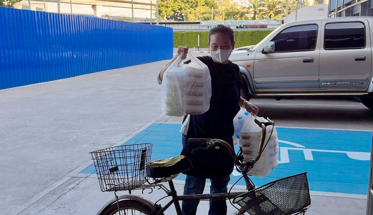 娜娜·瑞比娜在拘留室点了早餐虾炒罗勒配煎蛋,妹妹前来探望