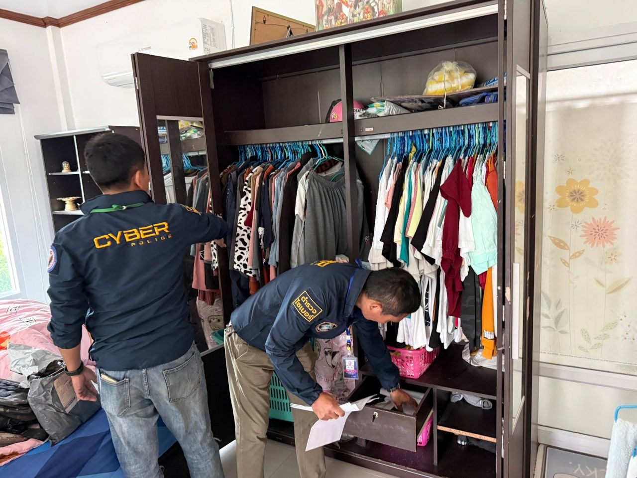 网络警察逮捕两夫妇非法在线销售枪支，已进行5年以上