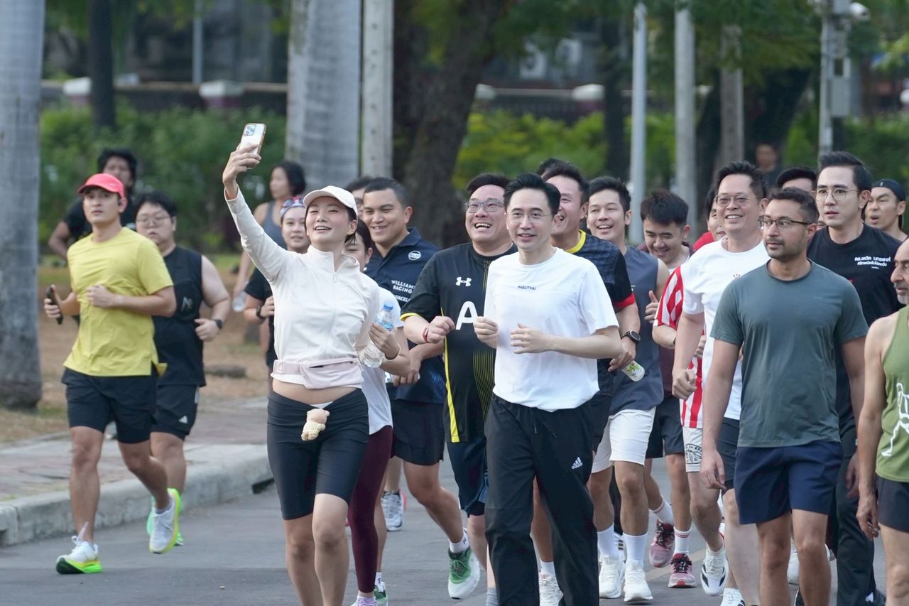 “亚森南”带领泰国为了民众党的国会议员候选人跑入叻马二花园，民众祈愿其成为总理，遇见“查察”拳碰拳并共同跑步