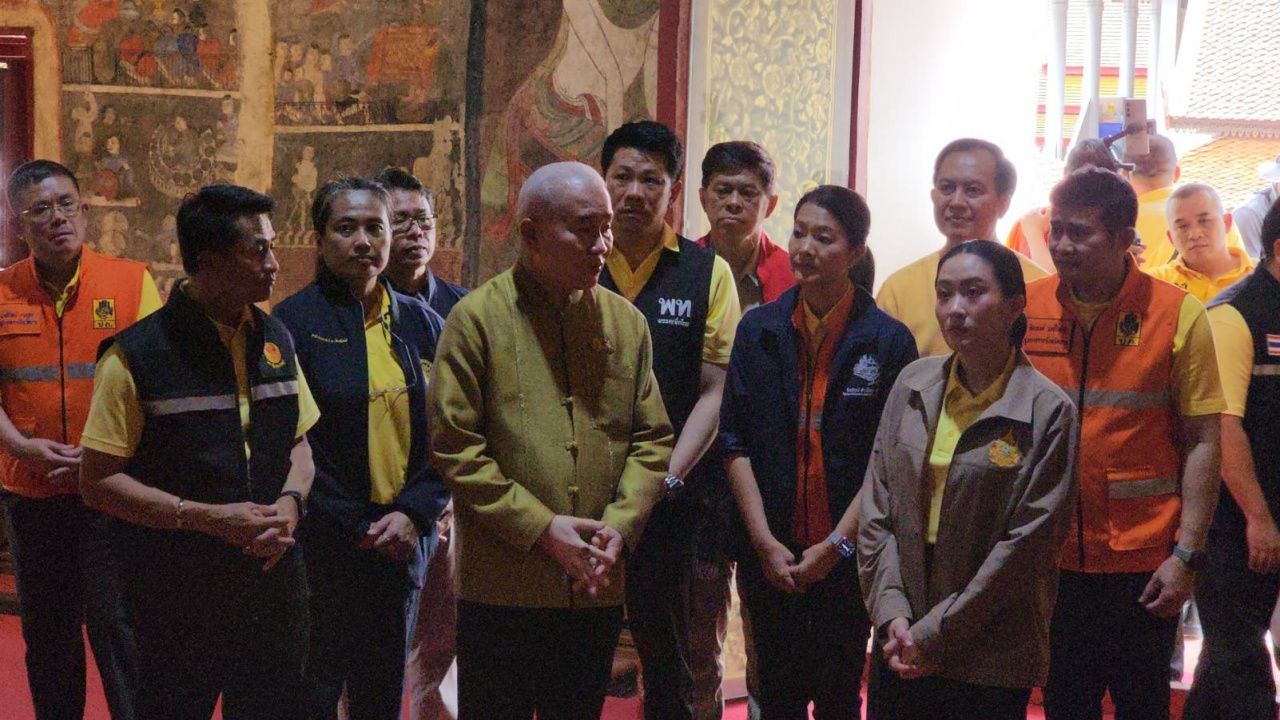 英格视察普民寺损失，摊贩突袭询问是否安好