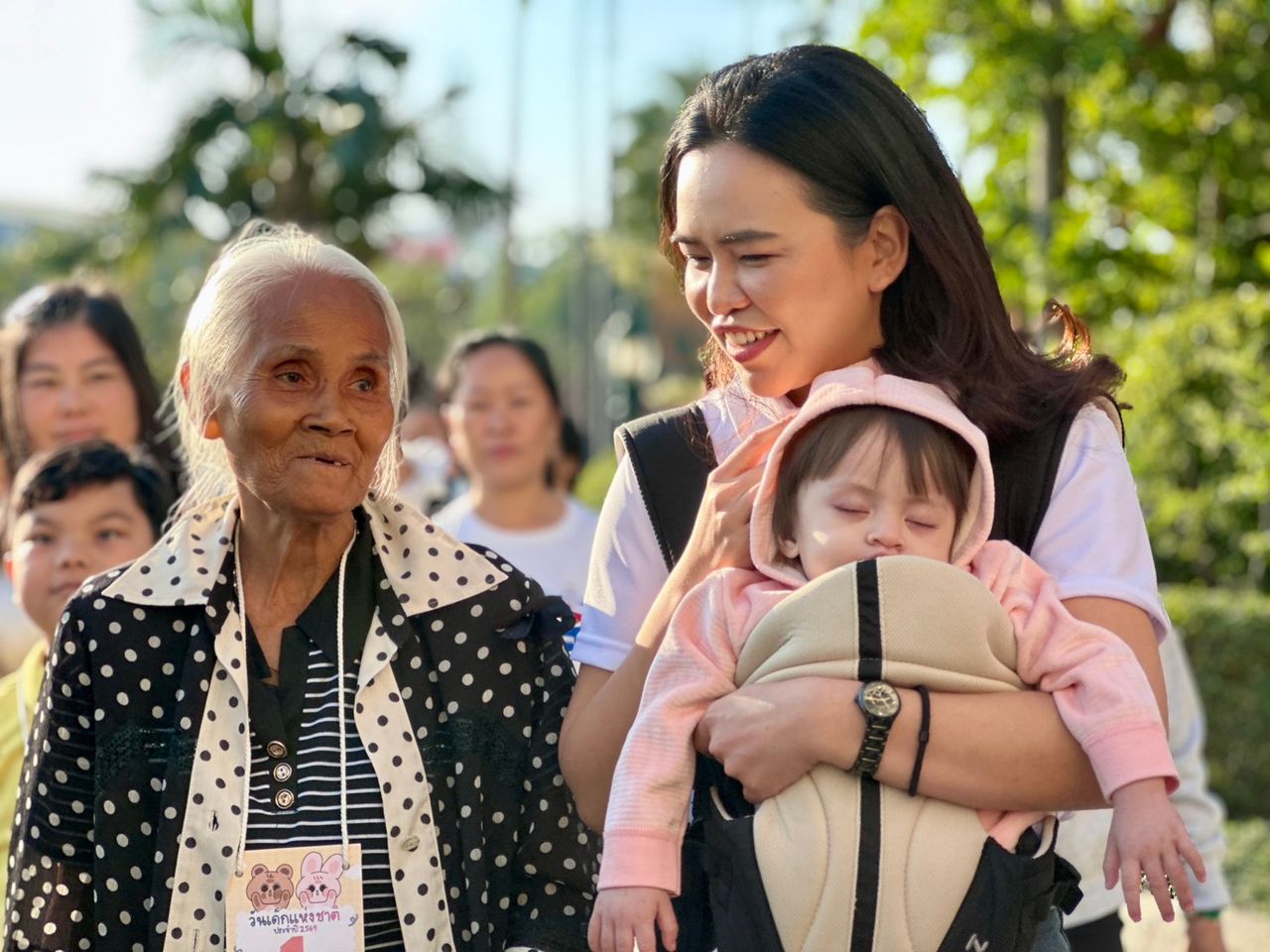 政府大楼儿童节热闹 非常可爱的小女孩初次坐上总理座椅，孩子们向军人传递祝福