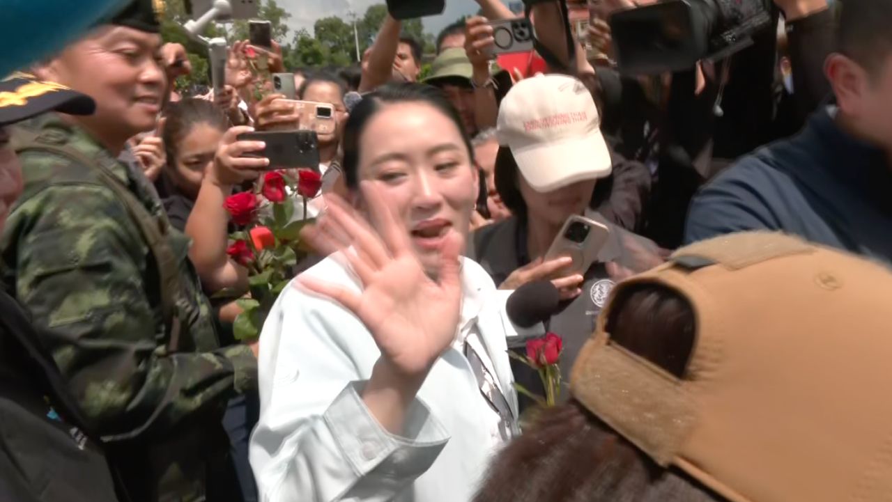总理佩通塔因被话筒击到头大叫“哎呦” 在乌汶府视察时