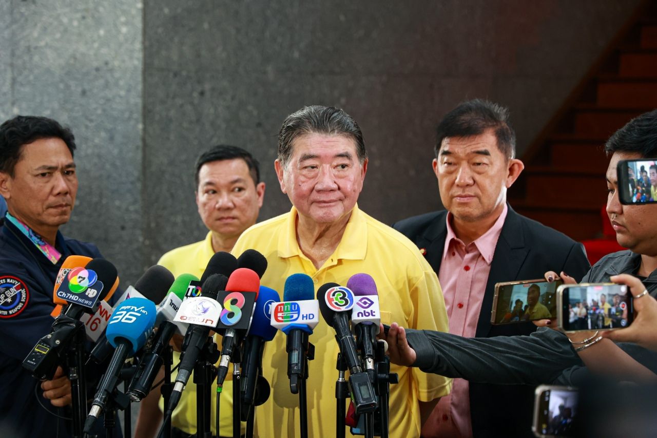 转告“安瓦尔”让柬埔寨停止射击，我们才能谈判，不能接受以泰国平民为目标