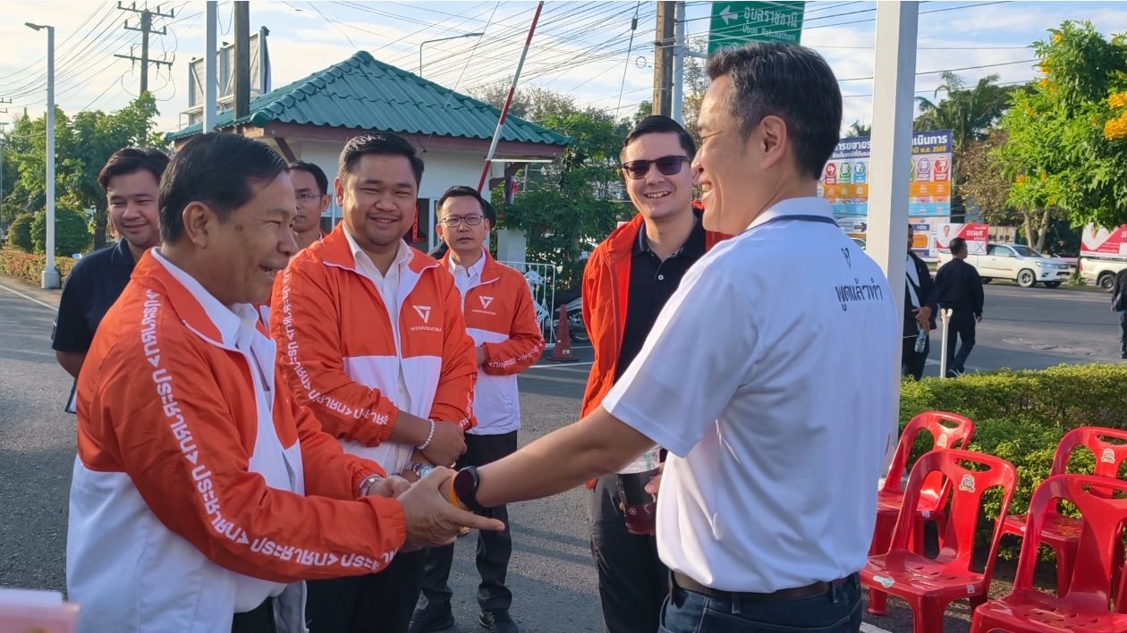 “罗姆”与“通”握手问候，访问四色菊—候选人持橘子抓号