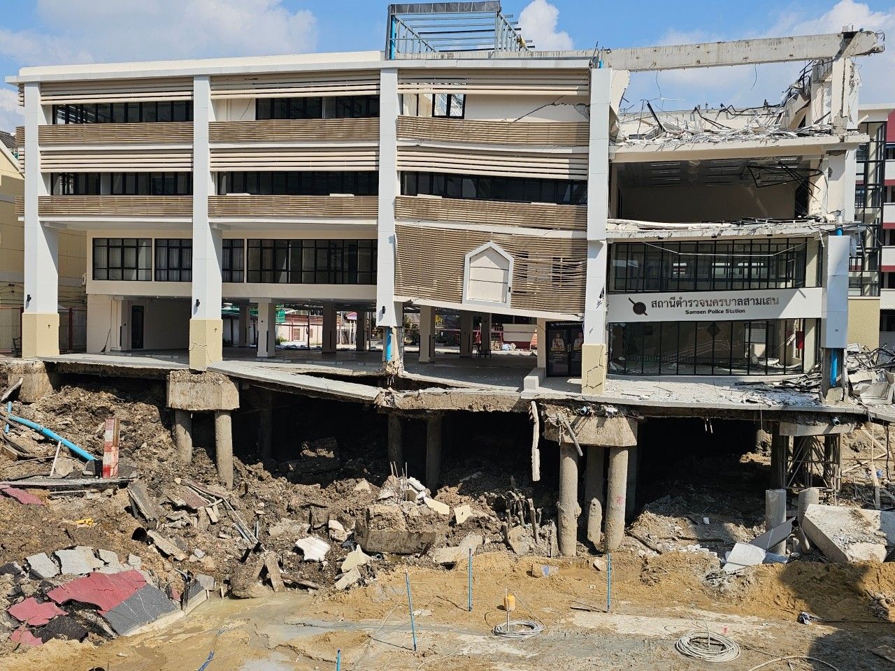曼谷市政厅表示：修复道路塌陷及拆除三森警署建筑，持续发现土壤滑动，准备安装护土板防护