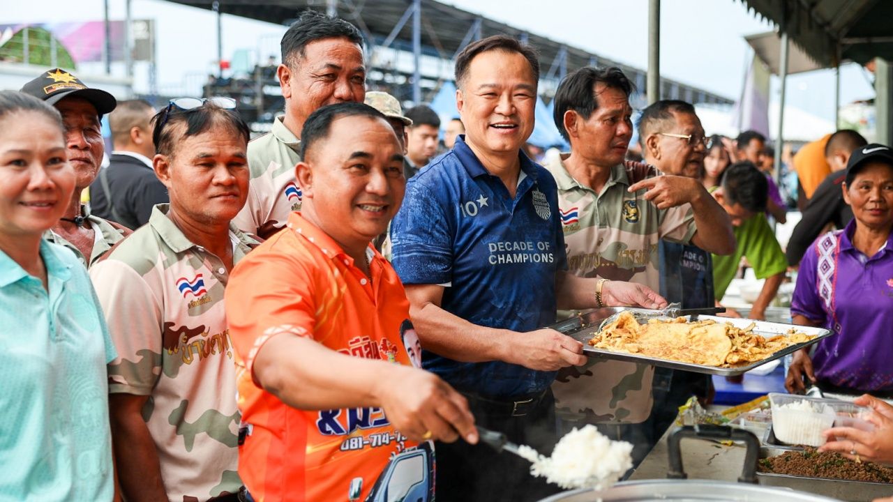 “阿努廷” 访问象场为受灾者打气，赞扬泰国人的心“互不放弃”