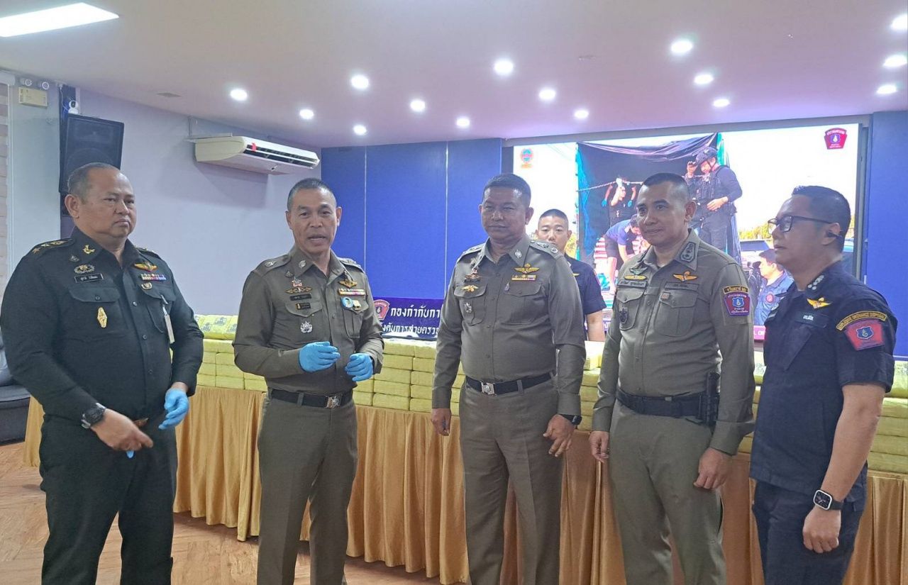 191警察缉获500万粒药丸隐藏于卡车内以粘米袋掩盖