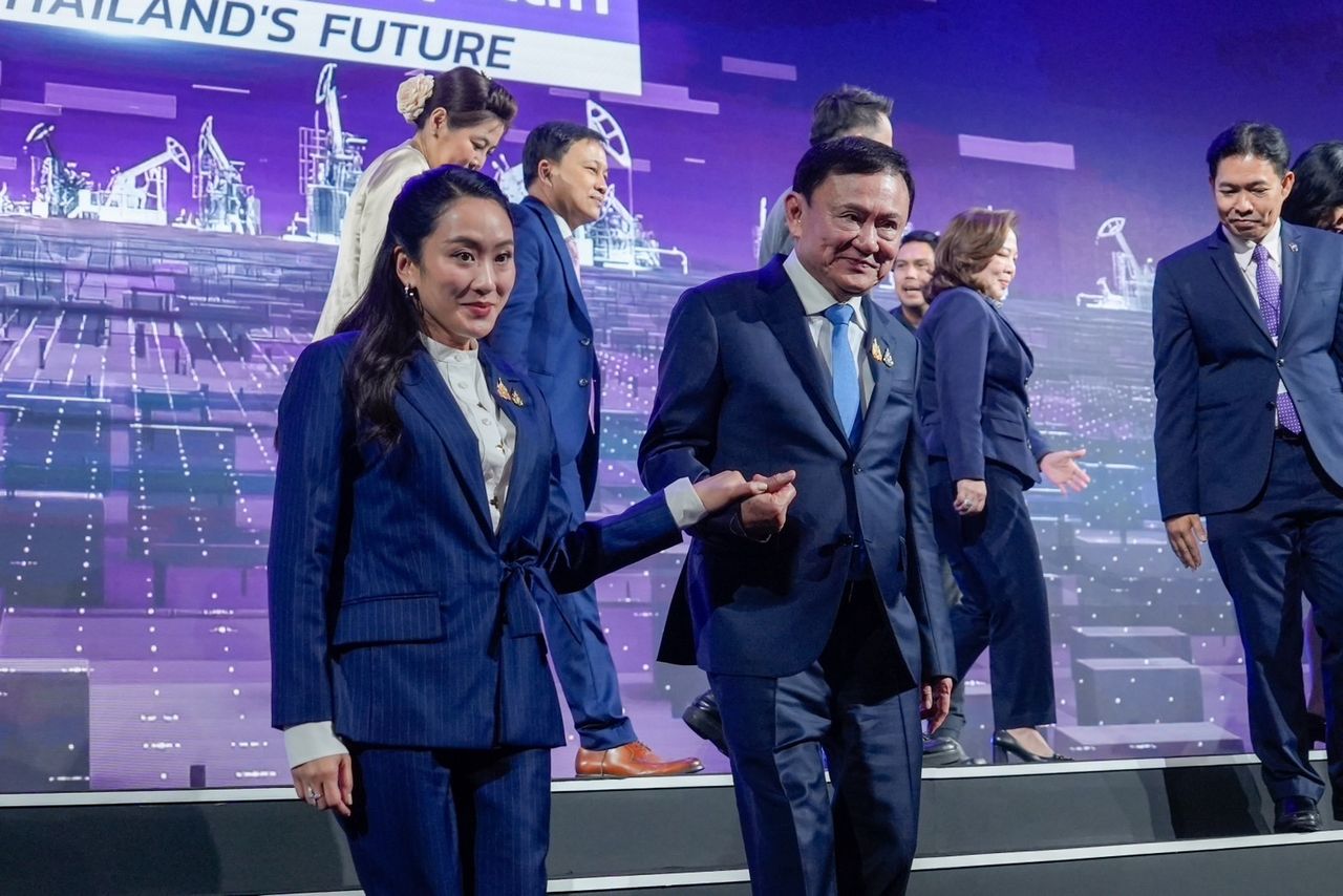 英拉带“泰信”回家，拒绝采访称“话题够多了”