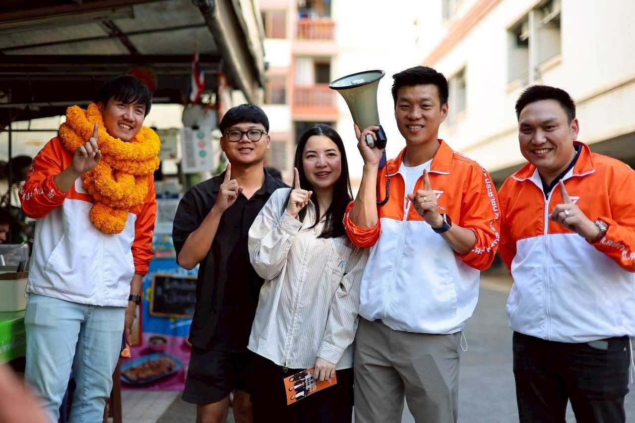 “纳塔彭” 在拉拍劳五岔路口拉票 民众呼吁其成为下一任总理