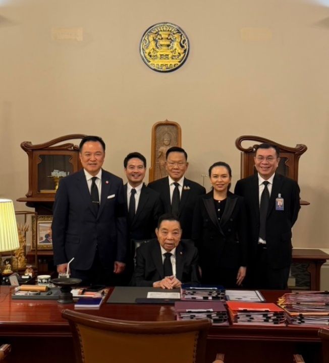 “总理阿努廷”带父亲参观泰国大楼 并坐总理椅以求吉祥