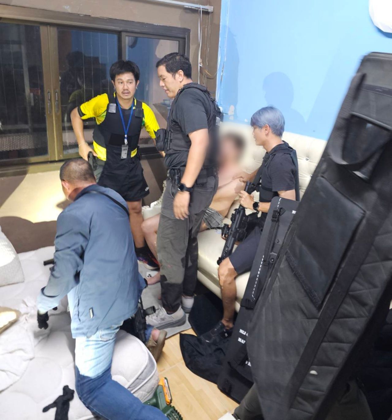 邻居讲述事件发生前的情景：丈夫在车内枪杀妻子，将车发动机运转放置8小时