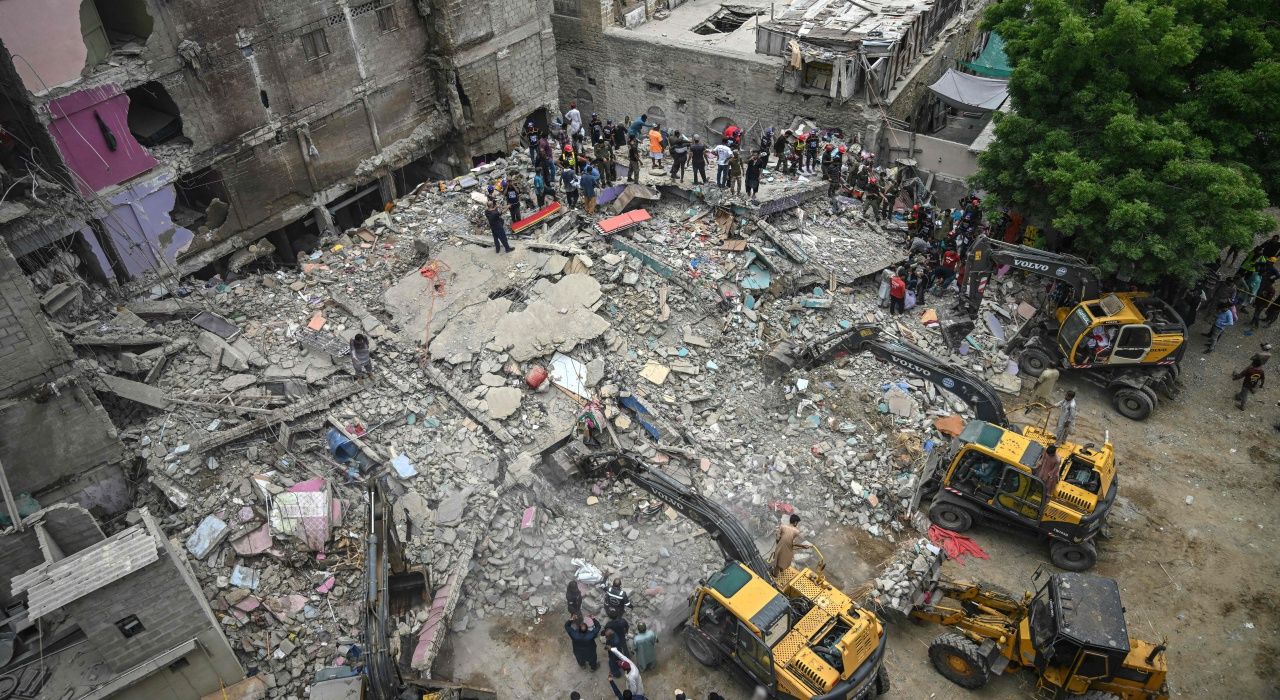 巴基斯坦卡拉奇市中心建筑倒塌 至少8人遇难 努力搜救幸存者