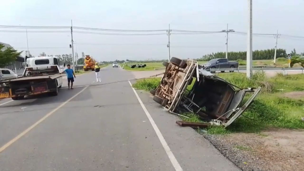 混凝土车撞翻校车，学生受惊，许多受伤