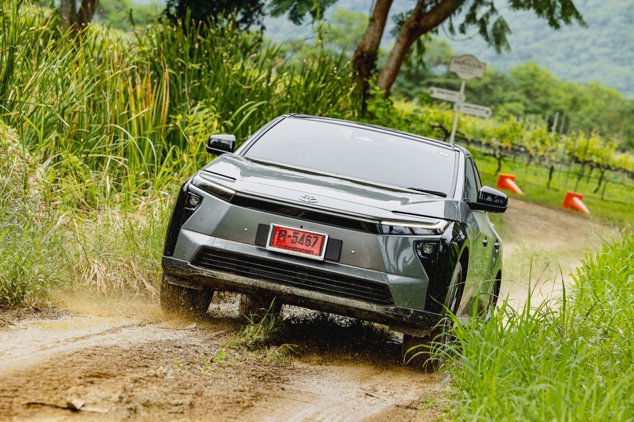 测试电动车 TOYOTA bZ4X 2025 进口自日本,悬挂稳固,保险不贵