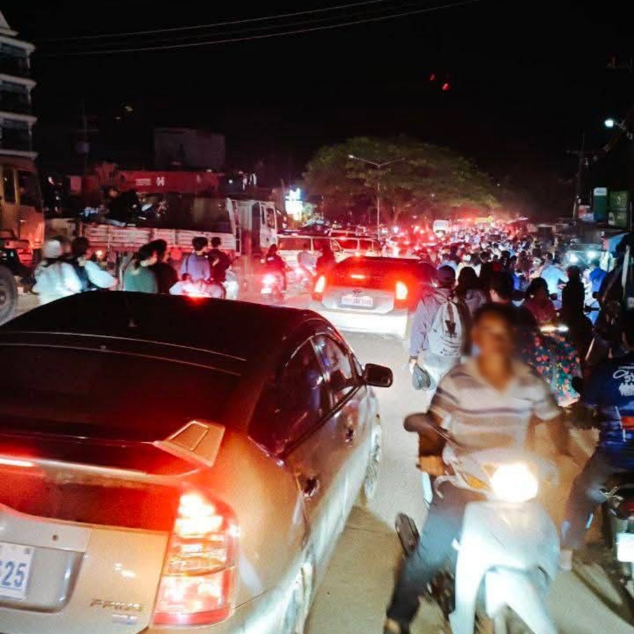 Trat边境整夜激烈战斗,开辟新战线至小海滩,泰国炮轰柬埔寨火炮基地