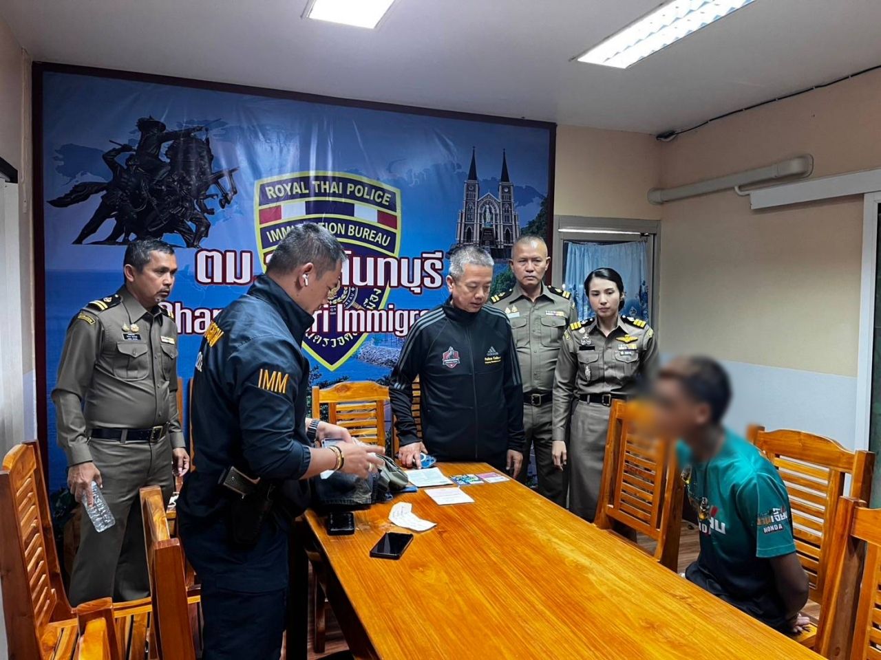 已抓获：在邦披著名商场抢金的嫌犯在过境前被捕