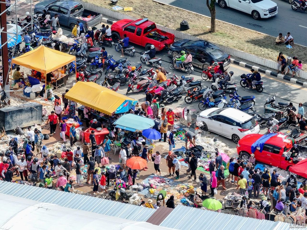 商贩忍痛低价出售商品,因合艾洪水损失惨重