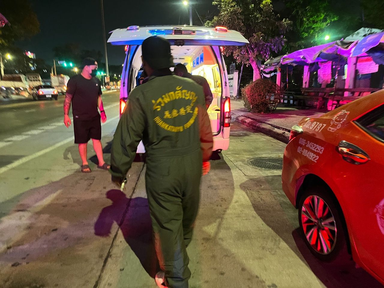 码头警察局警察在执行逮捕令时中枪 两名女孩意外受伤