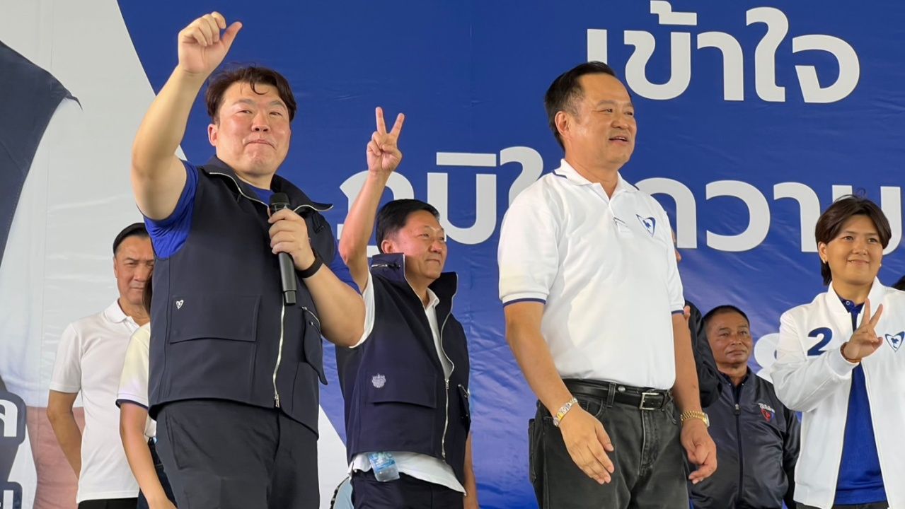“安努廷” 带领“泰国自豪党”团队发表演讲，呼吁支持“金瓦拉”，确保不敢开边境关口