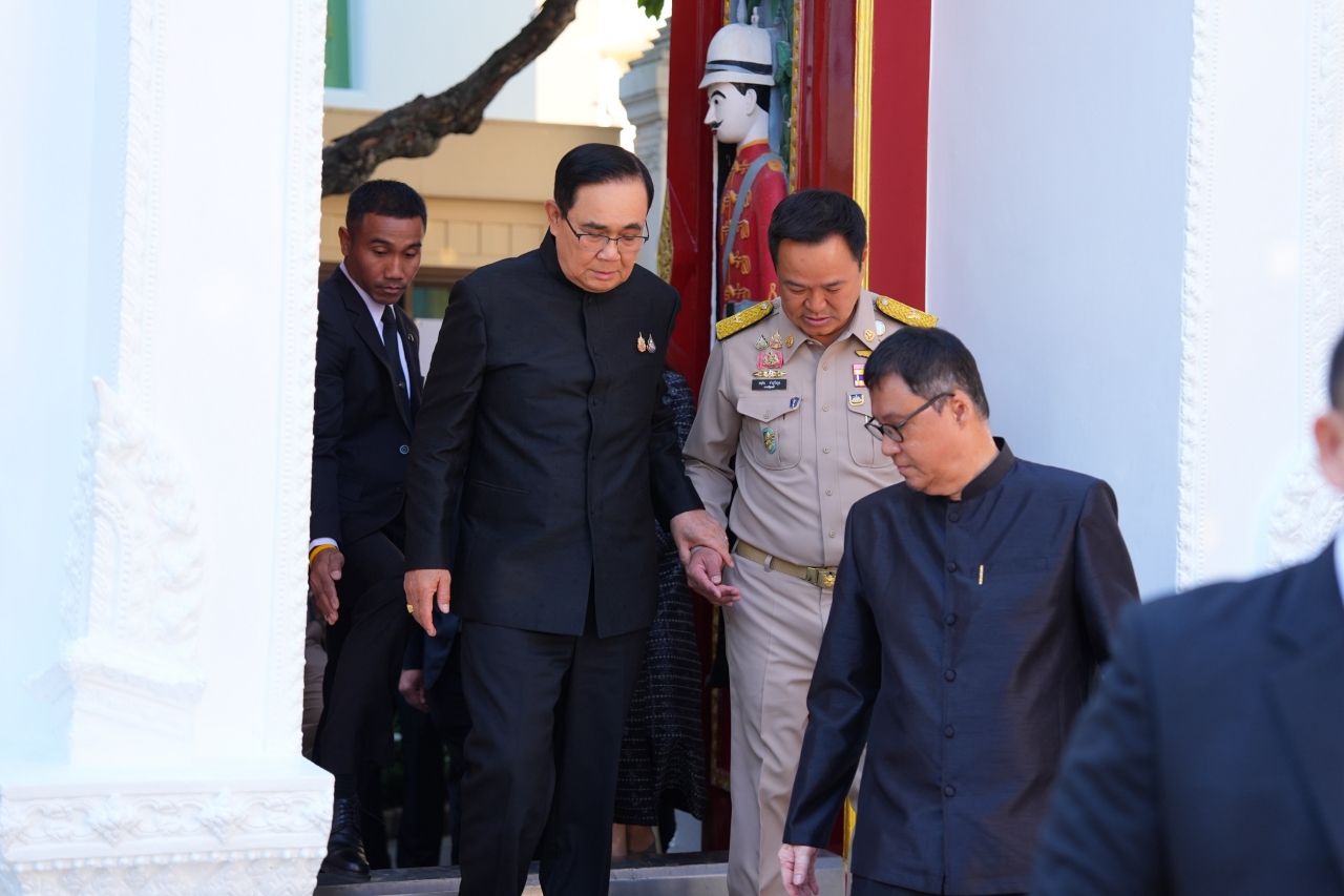 “大树” 鼓励 “阿努廷” 会面时恭敬“最高宗教领袖”