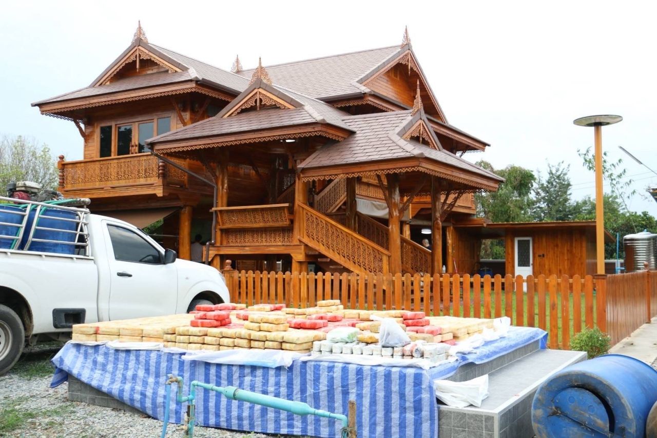 警察缴获大批毒品:364万颗摇头丸藏于豪华泰式房屋内,伪装成虾桶运输