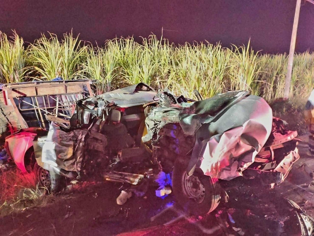 载有老挝劳工的皮卡车迎面相撞，造成5人死亡，多人受伤