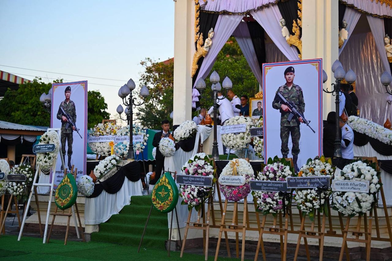 “阿努廷” 主持中士桑蓬勇士火化仪式