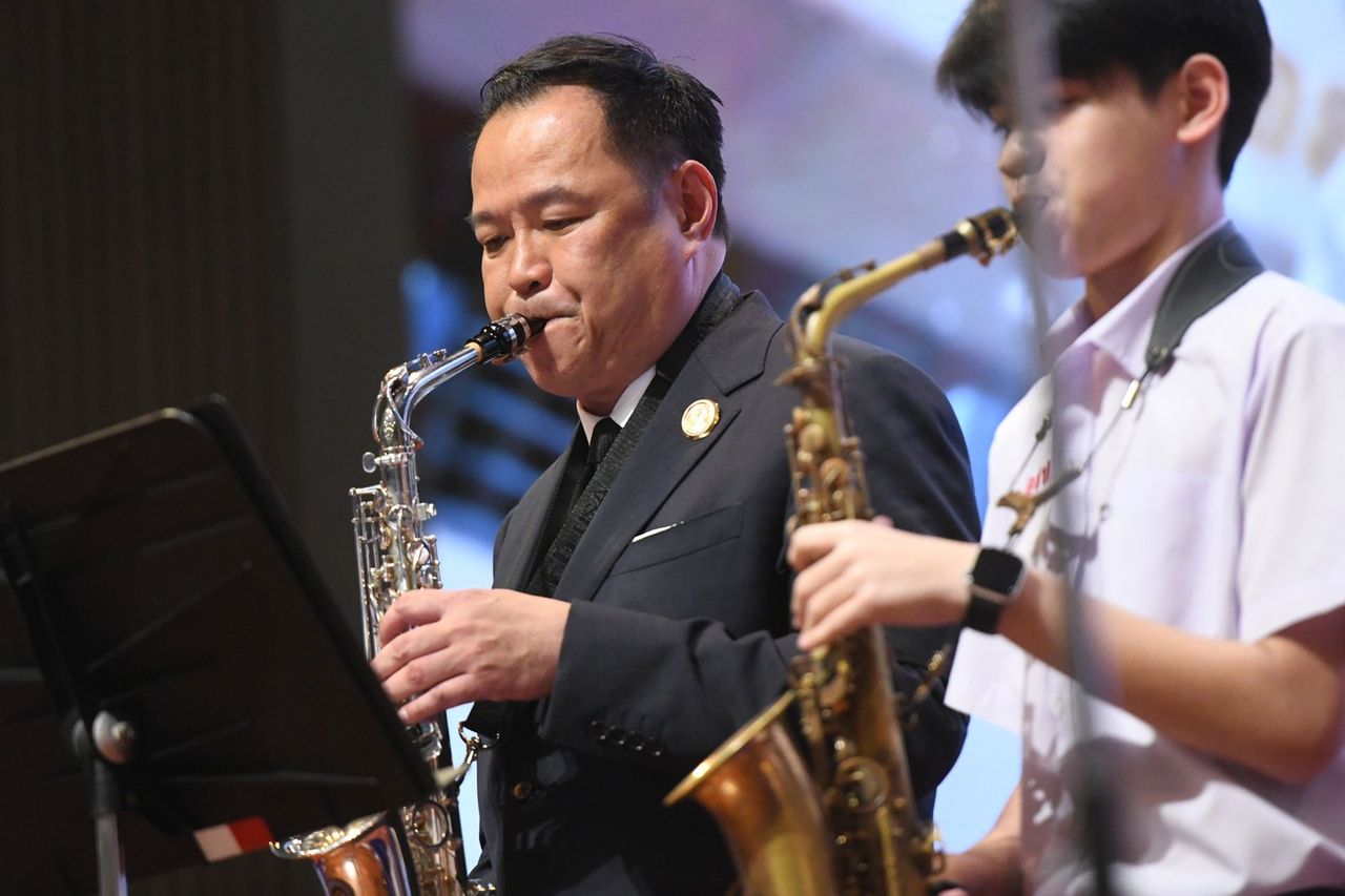 “阿努廷” 回到旧地 阿萨姆森学院 学弟学妹们狂欢询问如何成为总理