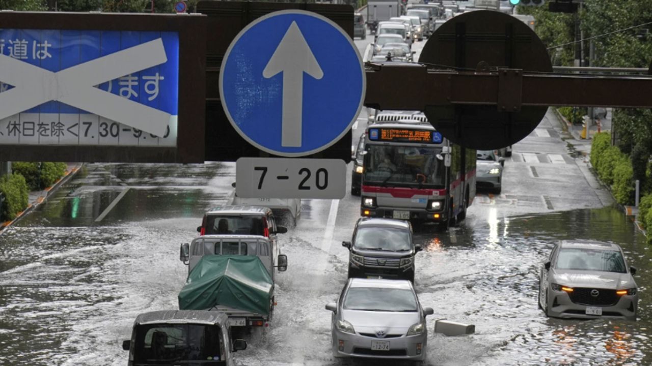 东京暴雨淹没街道 交通系统停滞 航班和火车暂停