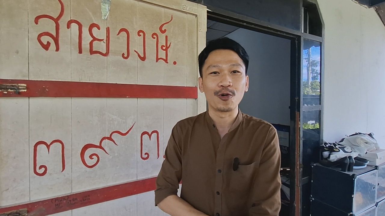 男子惊恐,浴室发现眼镜王蛇张开颈罩,认为会再带来好运
