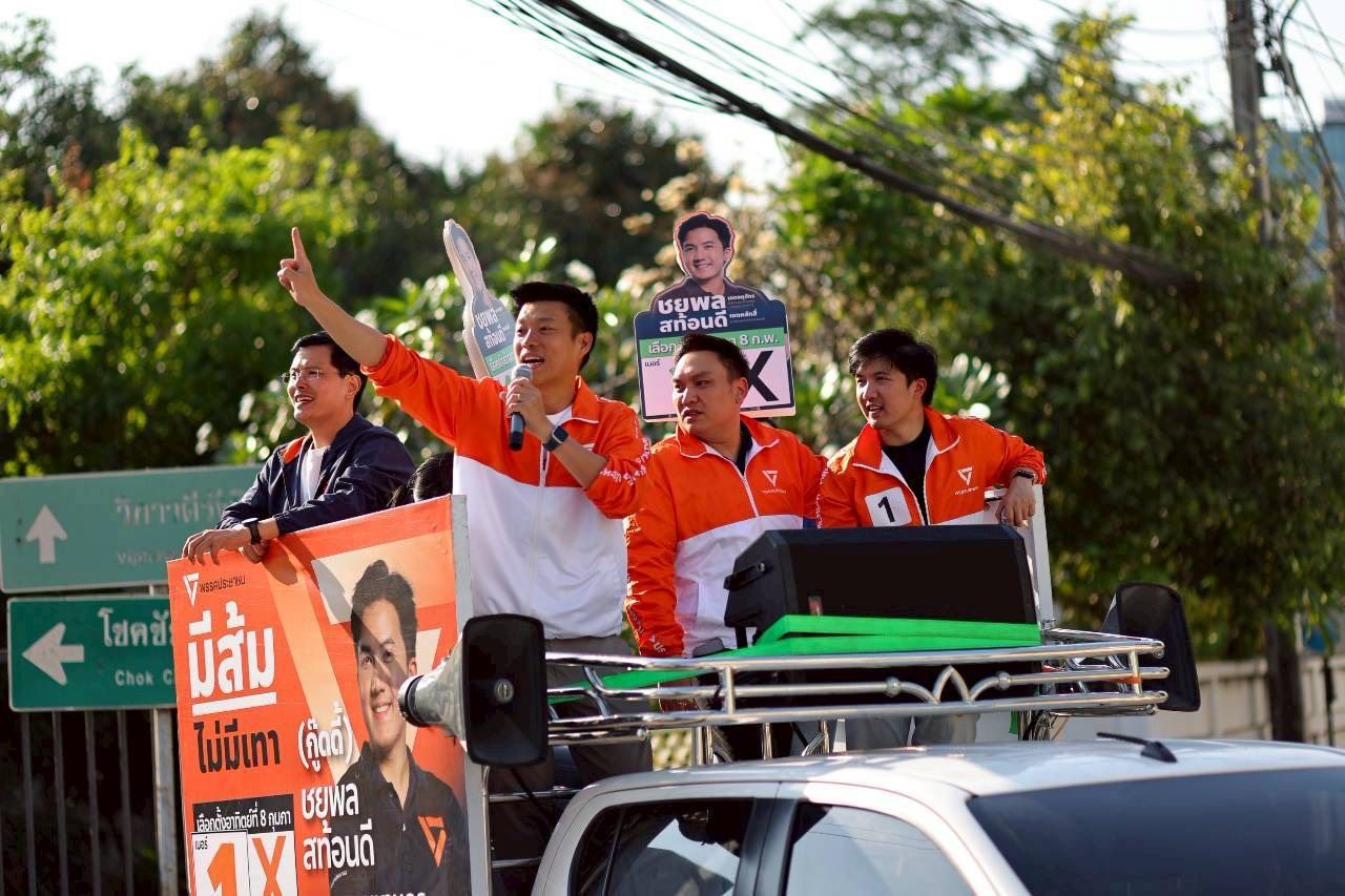 “纳塔彭” 在拉拍劳五岔路口拉票 民众呼吁其成为下一任总理