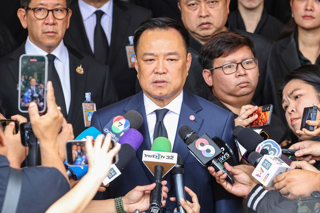 总理要求公务员和国有企业哀悼1年,建议民众穿黑色或不鲜艳的颜色90天