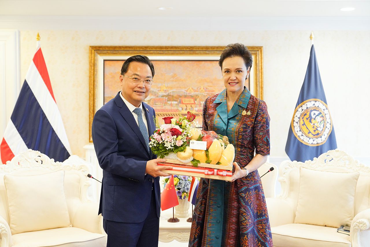 “苏帕吉”与中国大使进行会谈，协助推动泰国农产品，建立可持续贸易合作