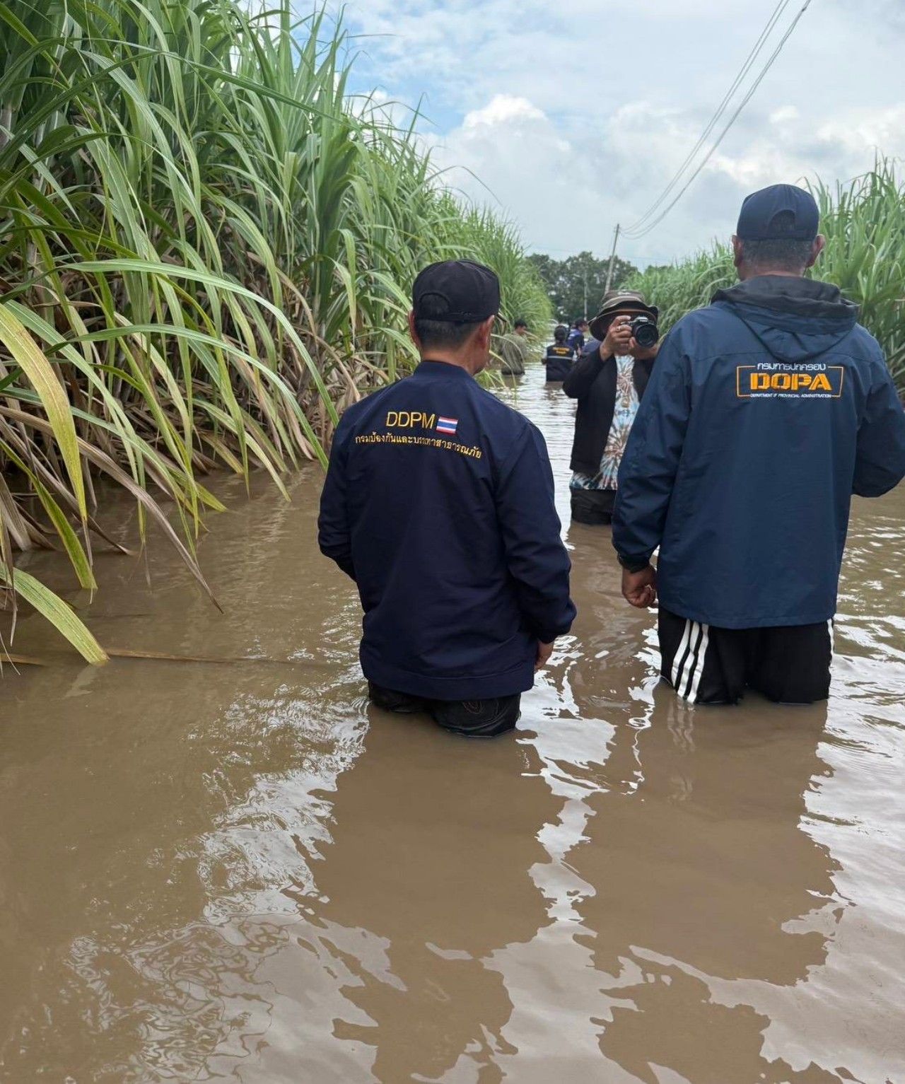 暴雨袭击,博普罗伊县严重,山洪淹没2个镇6个村庄,紧急救援灾民