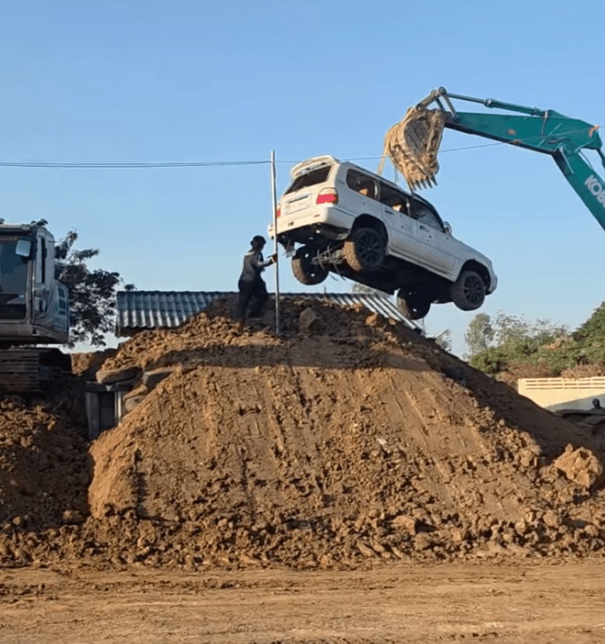 暹罗合作在农昌建立时尚的LEXUS LX470防御工事