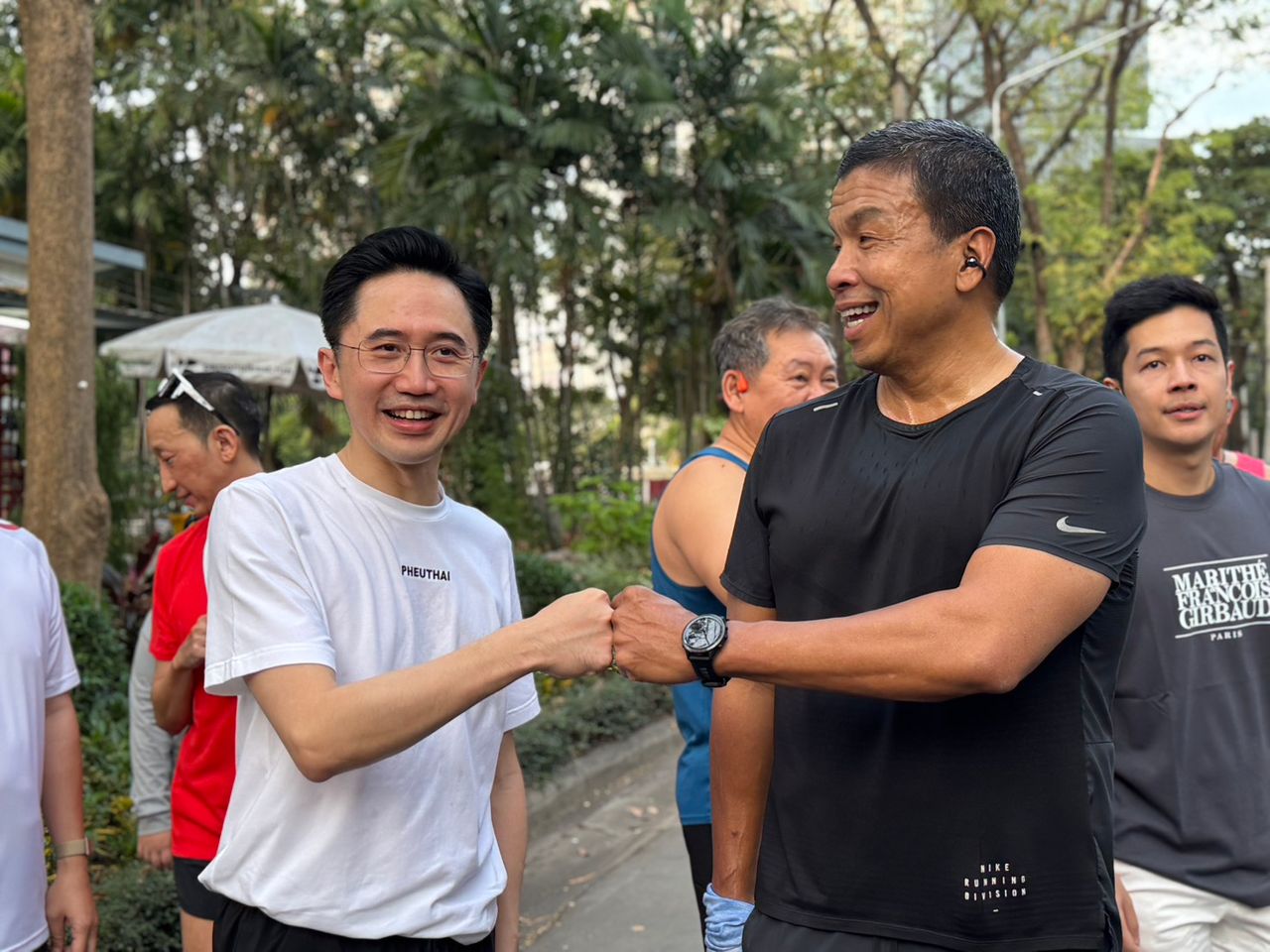 “亚森南”带领泰国为了民众党的国会议员候选人跑入叻马二花园，民众祈愿其成为总理，遇见“查察”拳碰拳并共同跑步